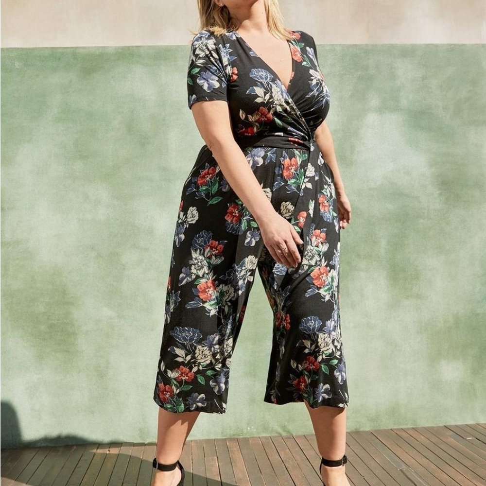 NWT Torrid Culotte Jumpsuit in Super Soft Floral Black, size 6